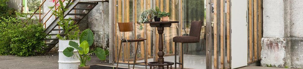 Restaurant tafels in een horecagelegenheid