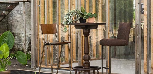 Restaurant tafels in een horecagelegenheid