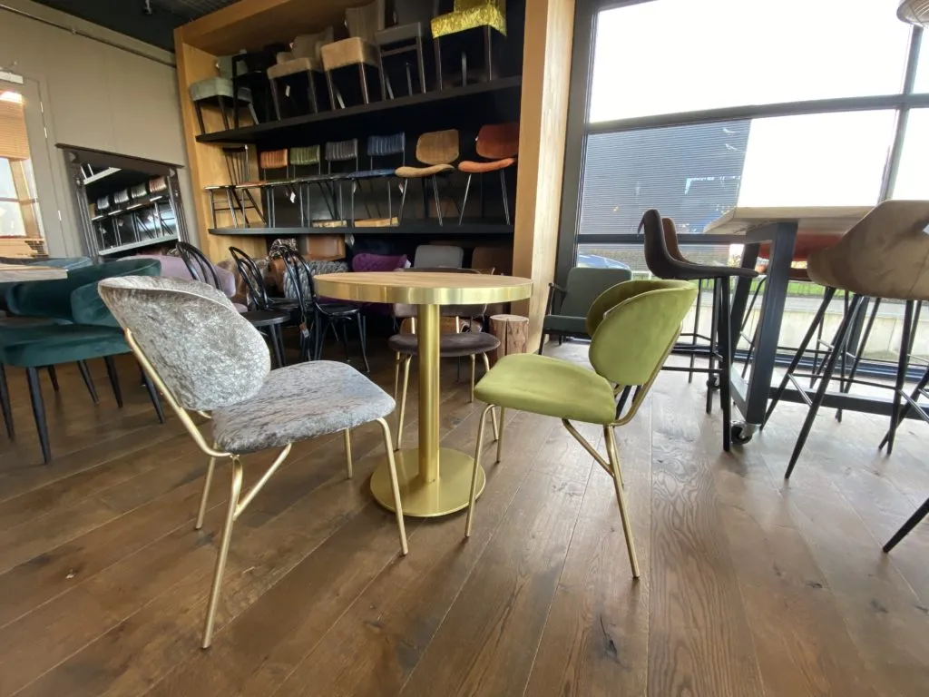 lia stoelen messing tafel