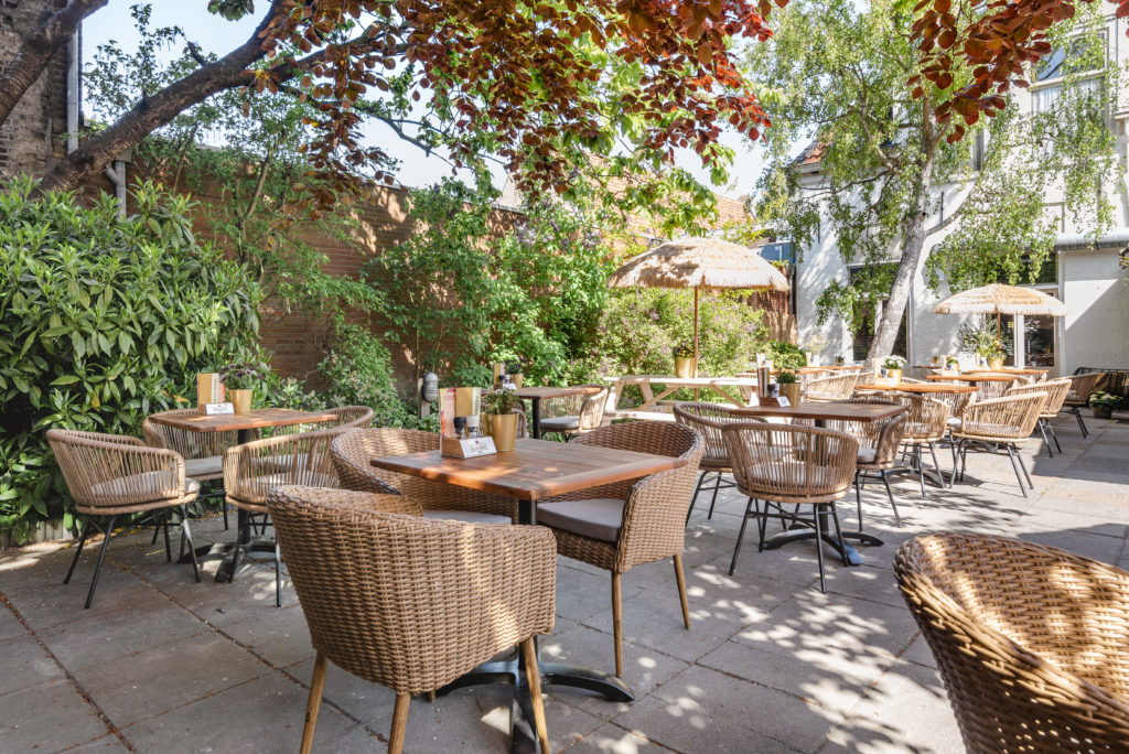 terrasmeubilair van okido bij Grandcafé De Reus