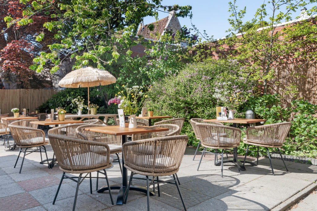 terrasmeubilair van okido bij Grandcafé De Reus