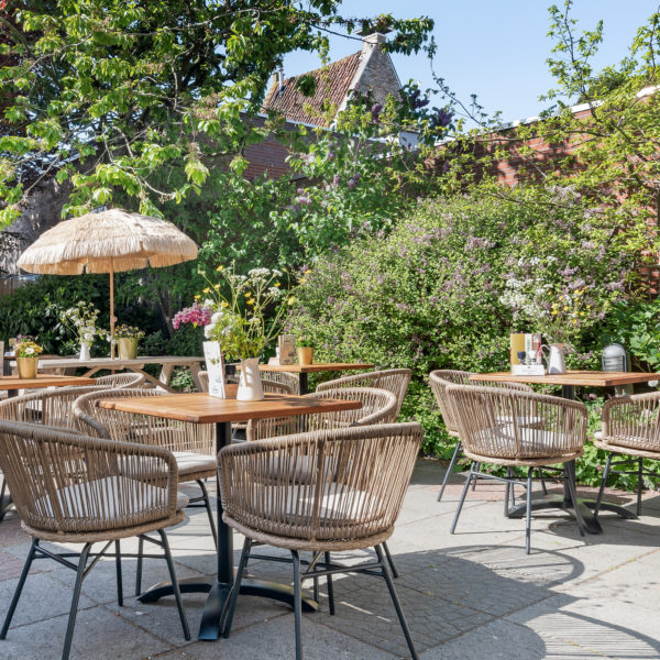 terrasmeubilair van okido bij Grandcafé De Reus