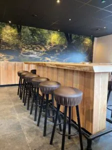 Barkrukken en bartafels 2 224x300 - Cre&euml;er een ontspannen sfeer met bartafels en barkrukken