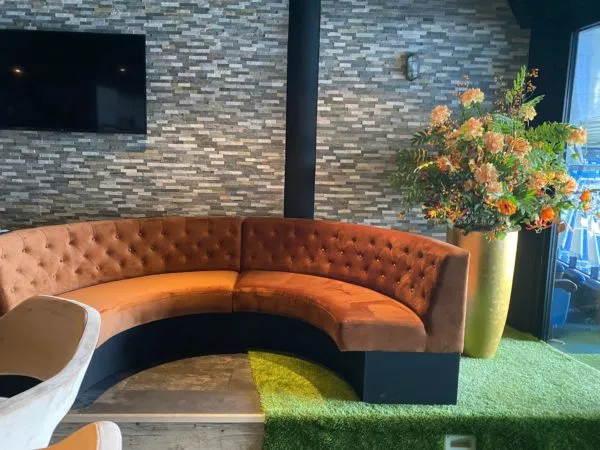 Hoe belangrijk zijn comfortabele banken in de horeca? Horecabanken 1 600x450 - Hoe belangrijk zijn comfortabele banken in de horeca?