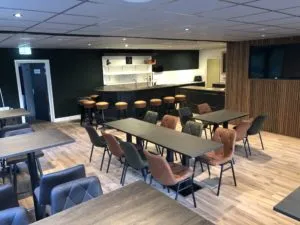 De juiste meubels voor de inrichting van jouw sportkantine Sportkantine 2 300x225 - De juiste meubels voor de inrichting van jouw sportkantine