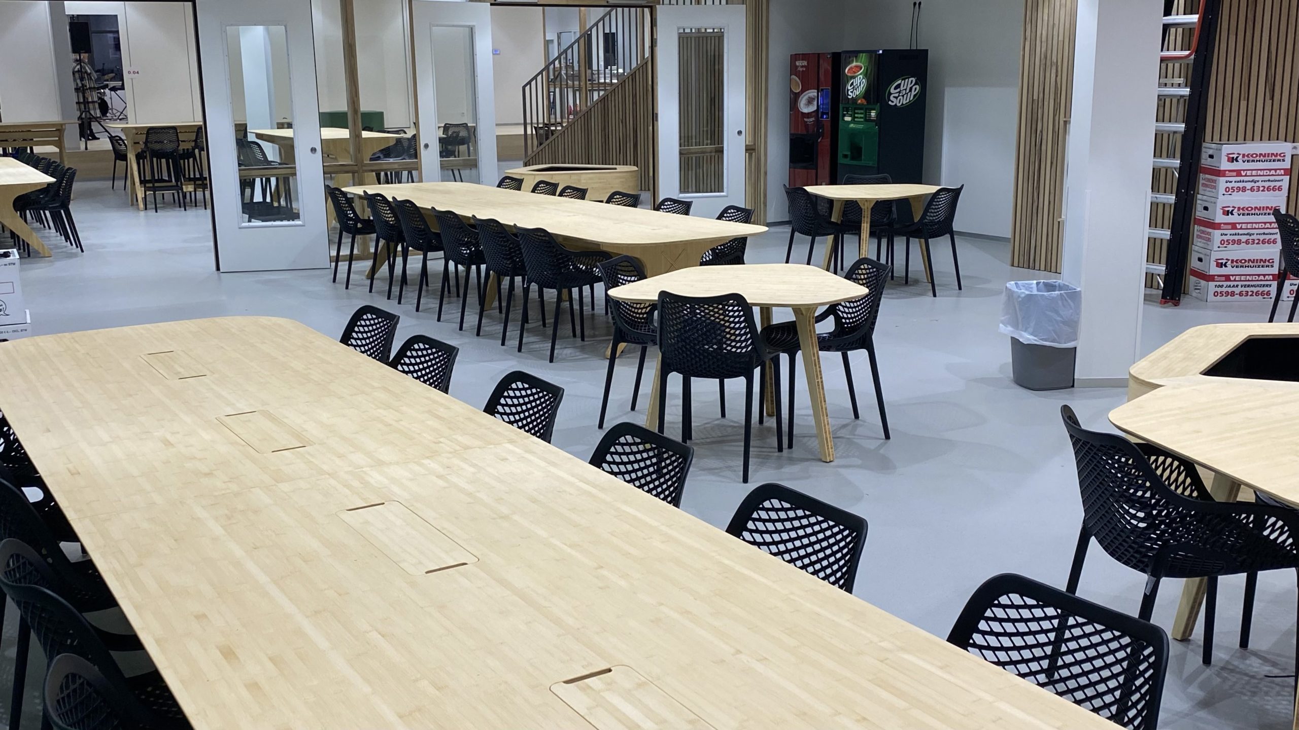 Kantine 2 - Kleurrijk meubilair voor de schoolkantine