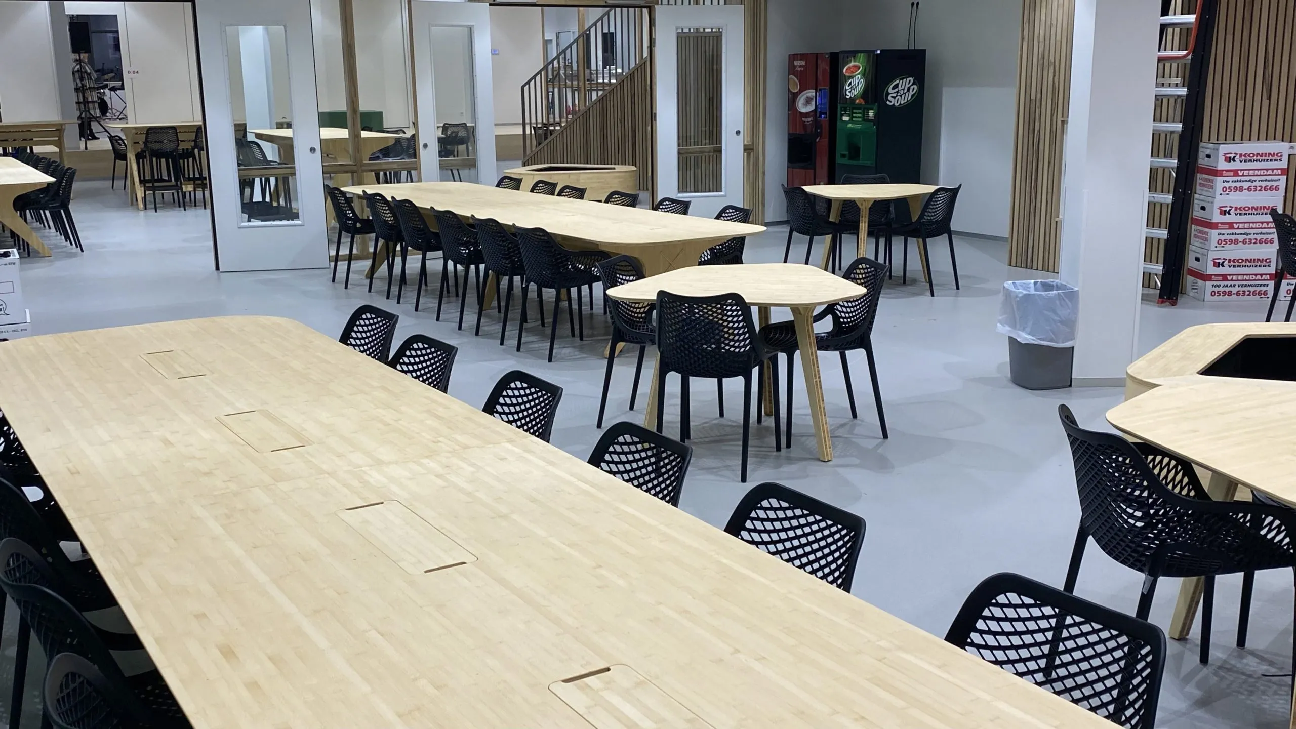 Kantine 2 - Kleurrijk meubilair voor de schoolkantine