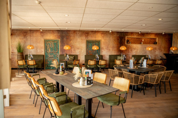 Restaurant De Waterman 29 600x400 - Barkrukken buiten