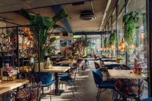 Horeca interieur trends 2026: warmte, kleur en karakter 756A9336 300x200 - Horeca interieur trends 2026: warmte, kleur en karakter